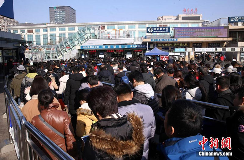 Hàng chục nghìn xe chôn bánh 4 ngày 3 đêm chờ phà Tết ở TQ